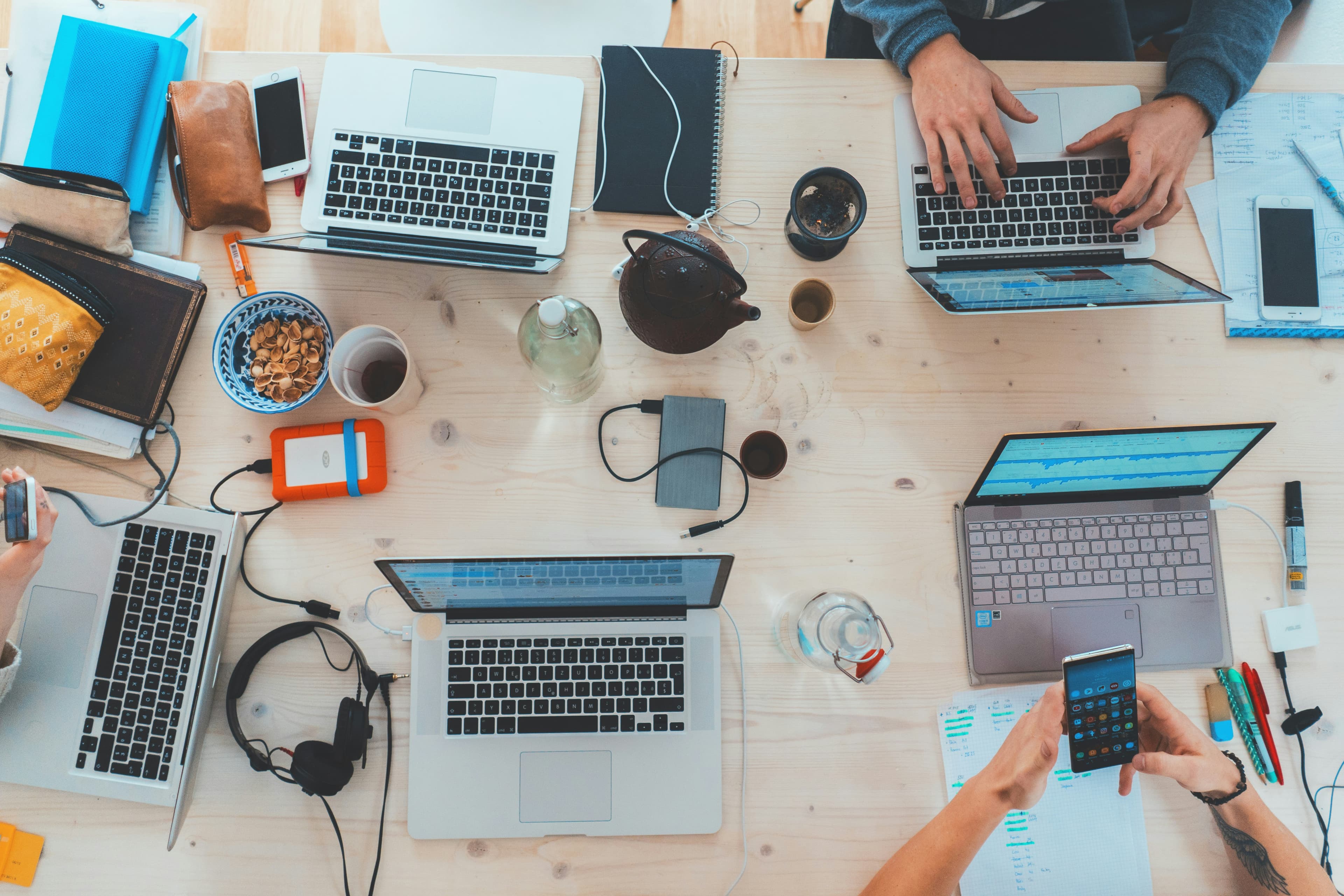 Monitor con diseño UI/UX mostrando sistema de diseño y componentes
